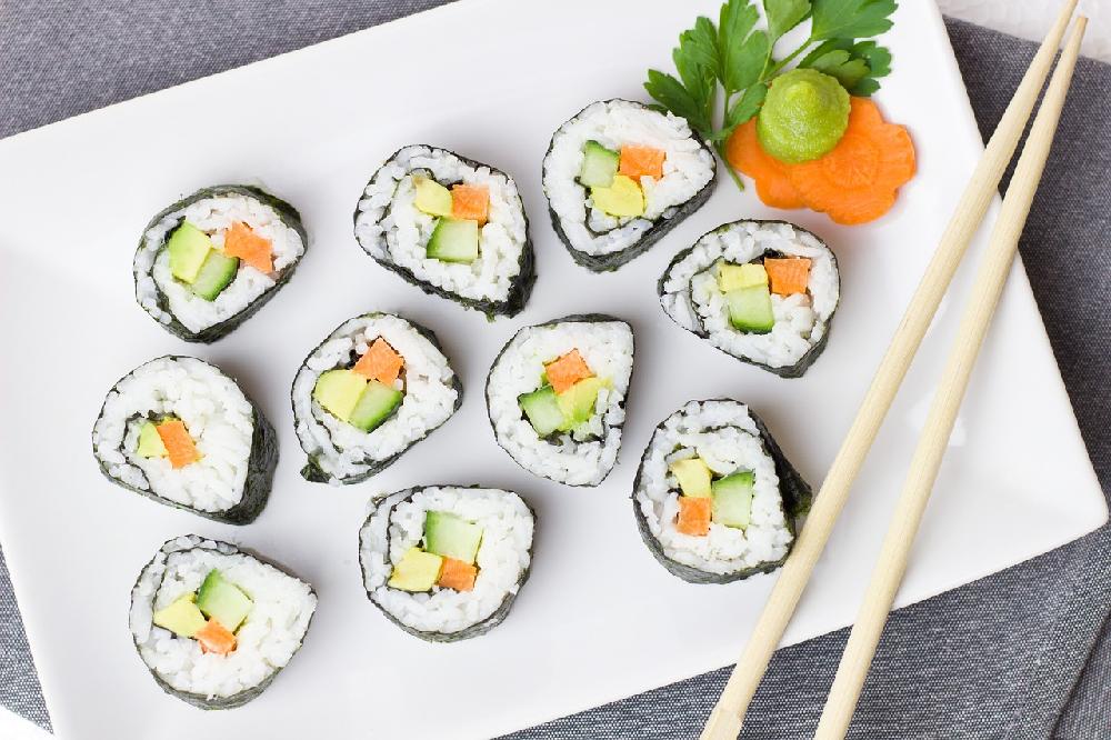 Dlaczego warto wybrać się do restauracji sushi?